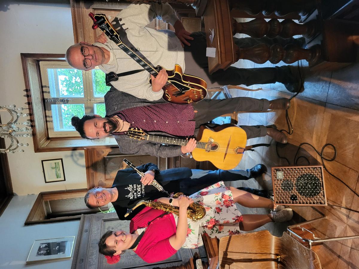 
                                                            
                                                                Jazzfrühstück mit Hot de la Forêt
                                                        