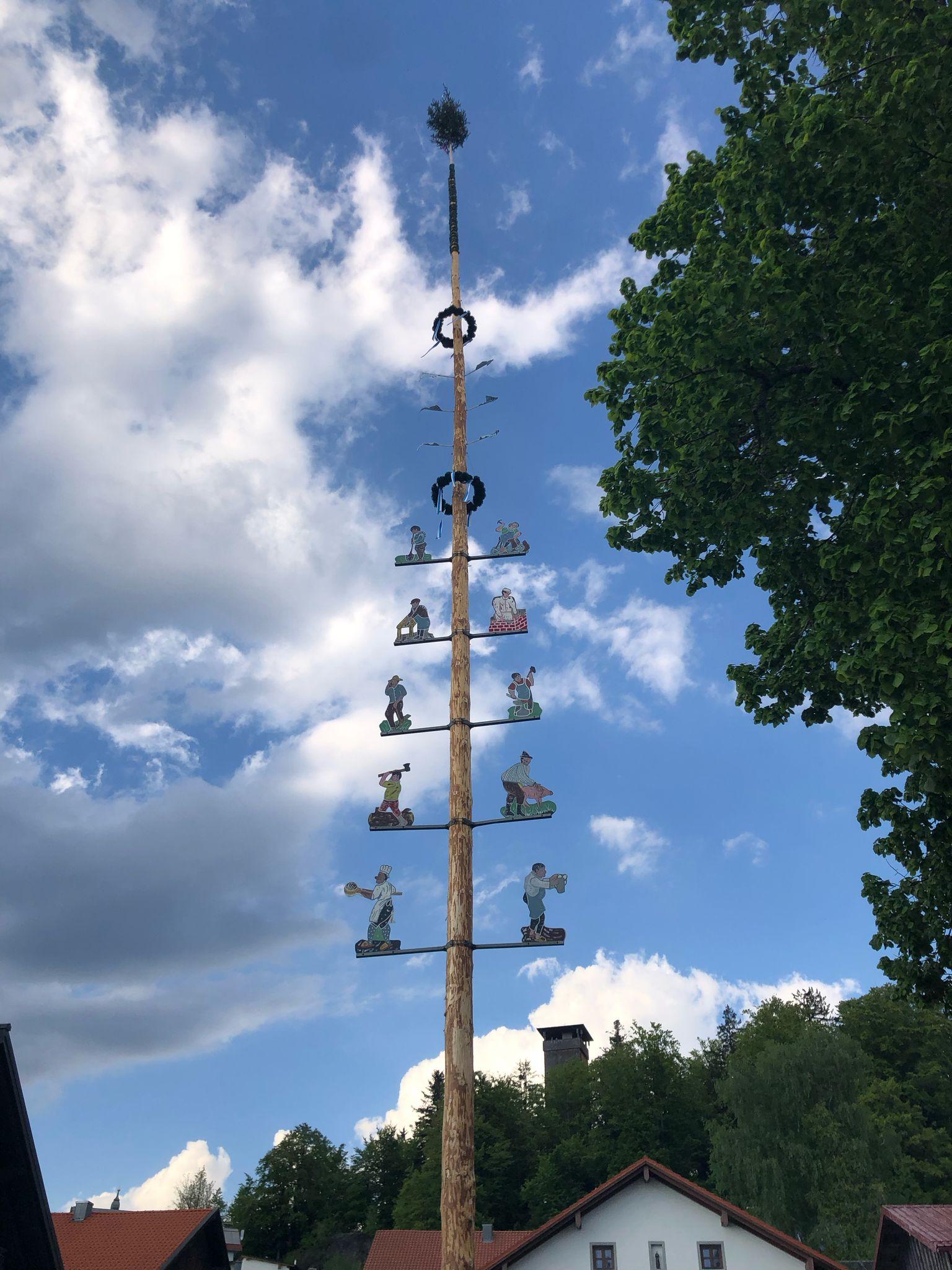 
                                                            Maibaumaufstellen Oberkreuzberg
                                                        